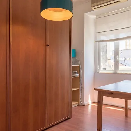 Апартаменты Charming Chiado 2bedr W/balcony And View Лиссабон
