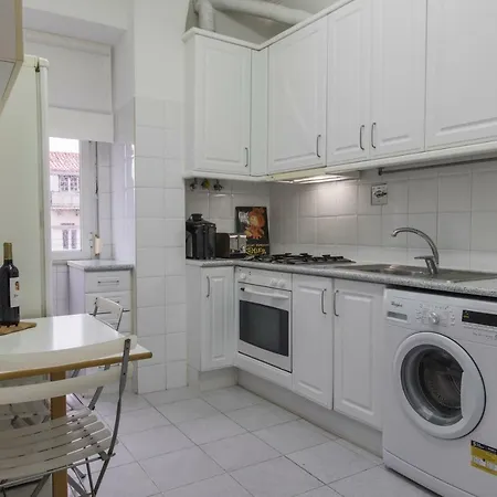 Charming Chiado 2bedr W/balcony And View Лісабон